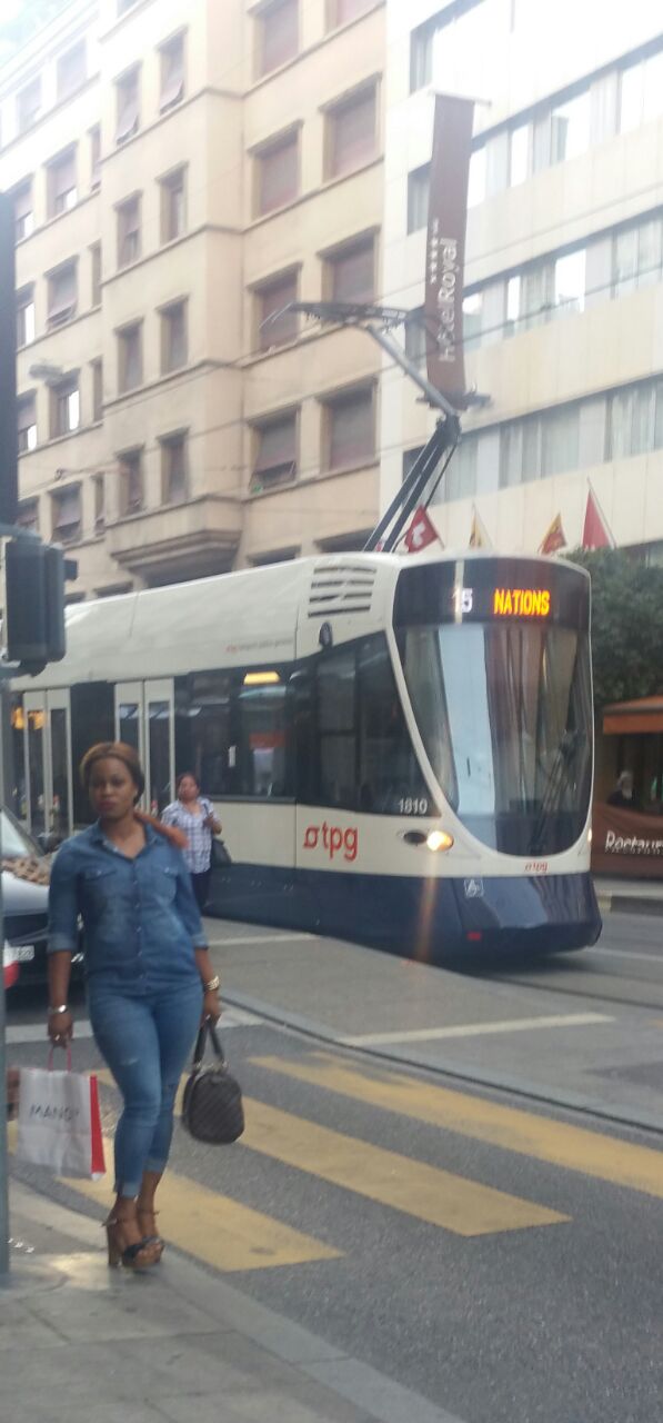 La patronne de NEYMANE COIFFURE de Dakar, Nene Diallo dans les rues de Genève. La patronne de NEYMANE COIFFURE de Dakar, Nene Diallo dans les rues de Genève.