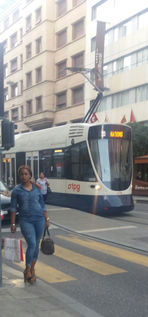 La patronne de NEYMANE COIFFURE de Dakar, Nene Diallo dans les rues de Genève.