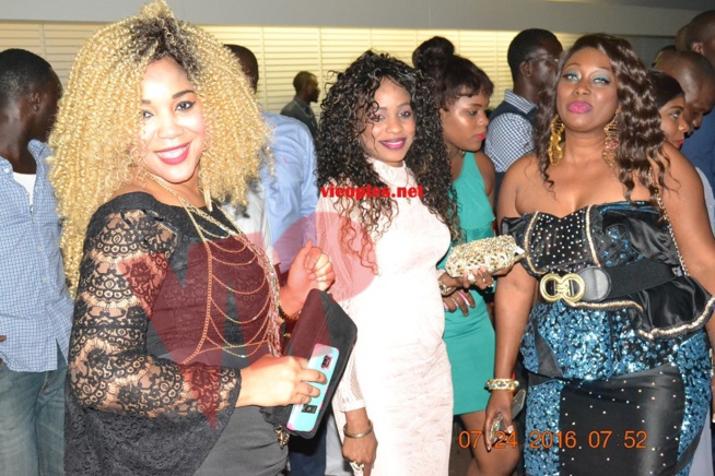 Quand Pape Diouf chante la femme d'affaires de Colombia, Nabou Sene la jumelle de son épouse Bébé Basse. Quand Pape Diouf chante la femme d'affaires de Colombia, Nabou Sene la jumelle de son épouse Bébé Basse.