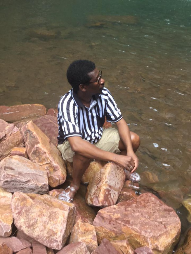 Photos : Le Professeur Mary Teuw Niane, en tic tic et short, très relax aux chutes de Dindifélo Photos : Le Professeur Mary Teuw Niane, en tic tic et short, très relax aux chutes de Dindifélo