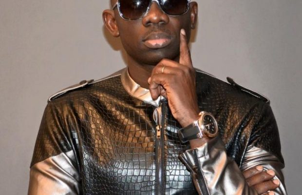 Le chanteur Pape Diouf dans un autre style Le chanteur Pape Diouf dans un autre style