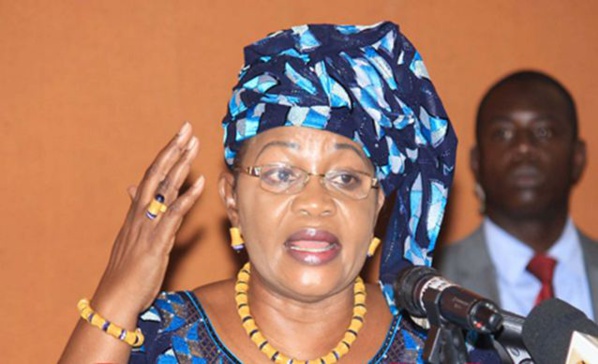 Aïda Mbodj : «Macky Sall n’a que des Thiounés (incompétents)… » Aïda Mbodj : «Macky Sall n’a que des Thiounés (incompétents)… »