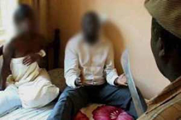 Le soupçonnant d’adultère avec sa femme, le 1e adjoint au maire de Affé Djoloff assène un coup de coupe-coupe à l’amant de sa femme Le soupçonnant d’adultère avec sa femme, le 1e adjoint au maire de Affé Djoloff assène un coup de coupe-coupe à l’amant de sa femme
