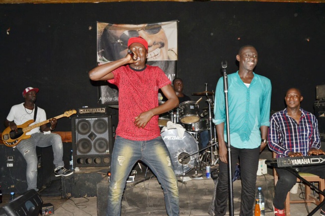 Retour explosif au just 4 u aprés le succés de sa tournée Américaine, Pape Diouf savoure ses deux award avec ses fans Retour explosif au just 4 u aprés le succés de sa tournée Américaine, Pape Diouf savoure ses deux award avec ses fans