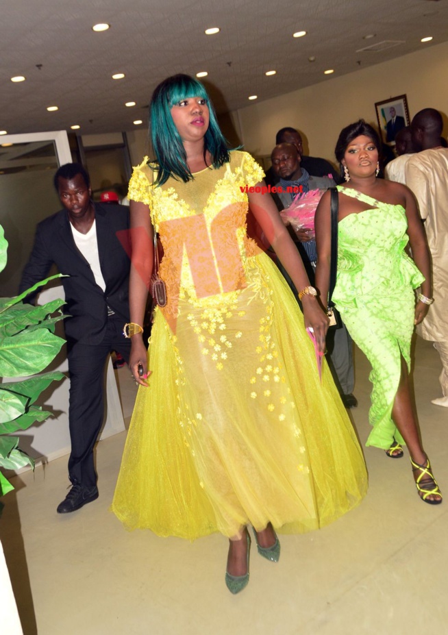 Oumou Provocation offre un chéque blanc à Viviane. Oumou Provocation offre un chéque blanc à Viviane.