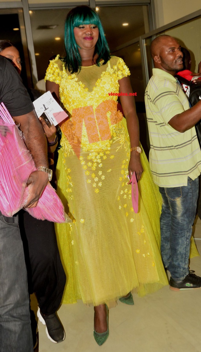 Oumou Provocation offre un chéque blanc à Viviane. Oumou Provocation offre un chéque blanc à Viviane.