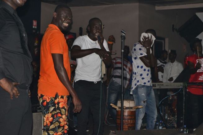 Retour de Pape Diouf au Bloowy pour savourer ses awards avec les fans. Retour de Pape Diouf au Bloowy pour savourer ses awards avec les fans.