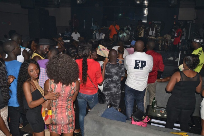 Retour de Pape Diouf au Bloowy pour savourer ses awards avec les fans. Retour de Pape Diouf au Bloowy pour savourer ses awards avec les fans.