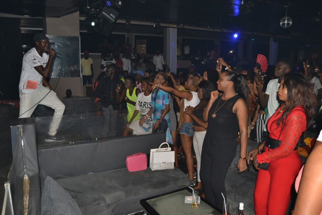 Retour de Pape Diouf au Bloowy pour savourer ses awards avec les fans. Retour de Pape Diouf au Bloowy pour savourer ses awards avec les fans.