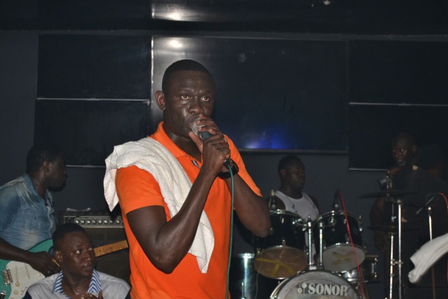 Retour de Pape Diouf au Bloowy pour savourer ses awards avec les fans. Retour de Pape Diouf au Bloowy pour savourer ses awards avec les fans.