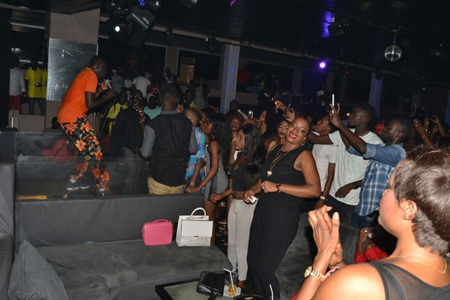 Retour de Pape Diouf au Bloowy pour savourer ses awards avec les fans. Retour de Pape Diouf au Bloowy pour savourer ses awards avec les fans.