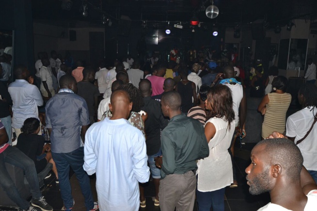 Retour de Pape Diouf au Bloowy pour savourer ses awards avec les fans. Retour de Pape Diouf au Bloowy pour savourer ses awards avec les fans.