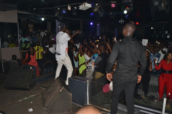 Retour de Pape Diouf au Bloowy pour savourer ses awards avec les fans. Retour de Pape Diouf au Bloowy pour savourer ses awards avec les fans.