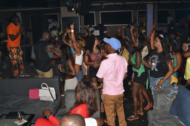 Retour de Pape Diouf au Bloowy pour savourer ses awards avec les fans. Retour de Pape Diouf au Bloowy pour savourer ses awards avec les fans.