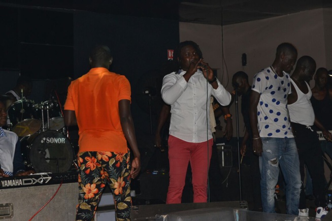 Retour de Pape Diouf au Bloowy pour savourer ses awards avec les fans. Retour de Pape Diouf au Bloowy pour savourer ses awards avec les fans.