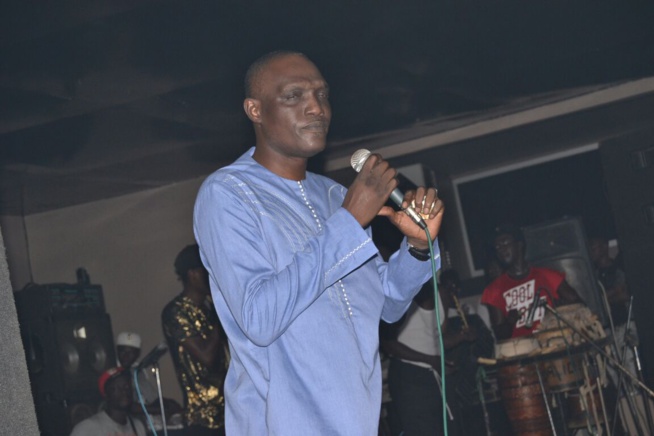 Retour de Pape Diouf au Bloowy pour savourer ses awards avec les fans. Retour de Pape Diouf au Bloowy pour savourer ses awards avec les fans.