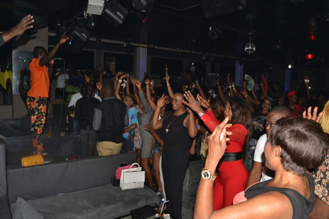 Retour de Pape Diouf au Bloowy pour savourer ses awards avec les fans. Retour de Pape Diouf au Bloowy pour savourer ses awards avec les fans.