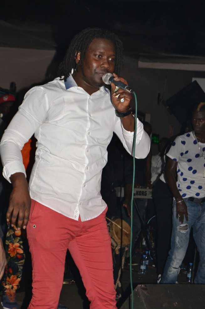 Retour de Pape Diouf au Bloowy pour savourer ses awards avec les fans. Retour de Pape Diouf au Bloowy pour savourer ses awards avec les fans.