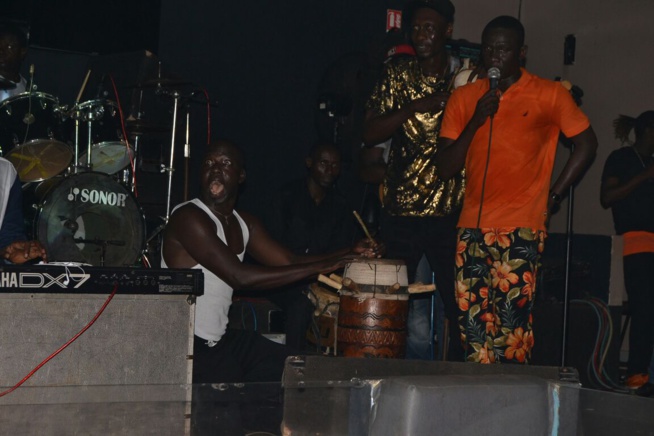 Retour de Pape Diouf au Bloowy pour savourer ses awards avec les fans. Retour de Pape Diouf au Bloowy pour savourer ses awards avec les fans.