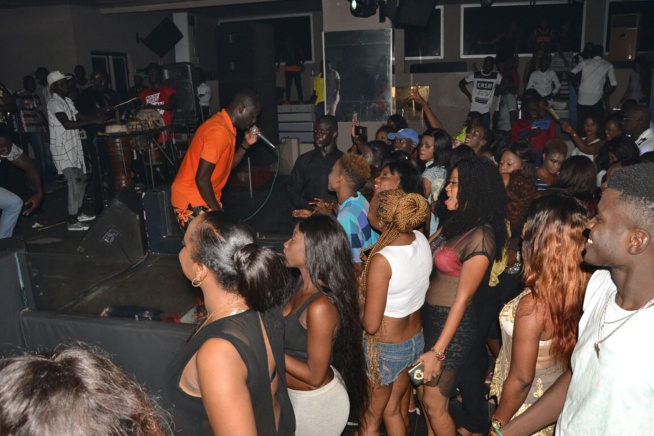 Retour de Pape Diouf au Bloowy pour savourer ses awards avec les fans. Retour de Pape Diouf au Bloowy pour savourer ses awards avec les fans.