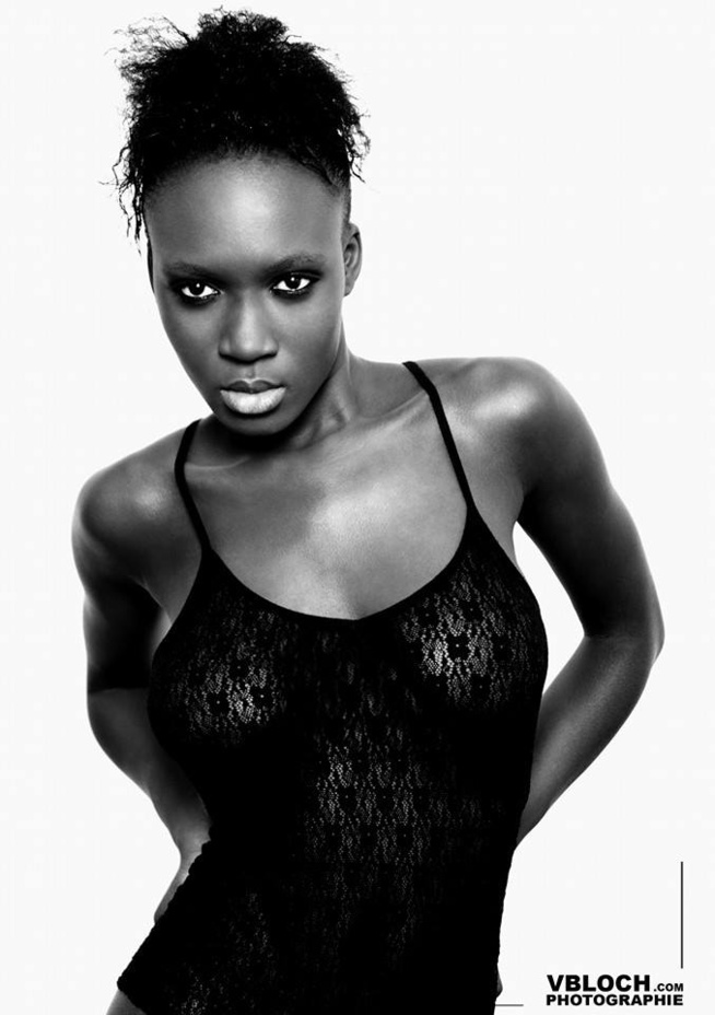 Poser à moitié nue : Ebène Diop assume sa nudité et impose son style Poser à moitié nue : Ebène Diop assume sa nudité et impose son style