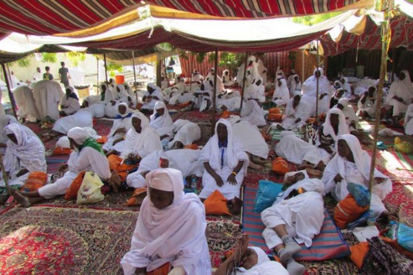 Pèlerinage 2016 : Un groupe de pèlerins de l’agence saloum voyage cloués à l’aéroport Léopold S. Senghor.