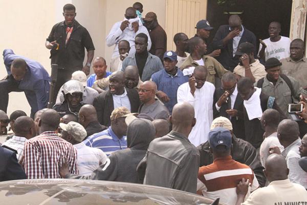 Politique: 5 (cinq) proches de Bamba Fall convoqués ce jeudi à la Dic suite au saccage de la maison du parti Politique: 5 (cinq) proches de Bamba Fall convoqués ce jeudi à la Dic suite au saccage de la maison du parti