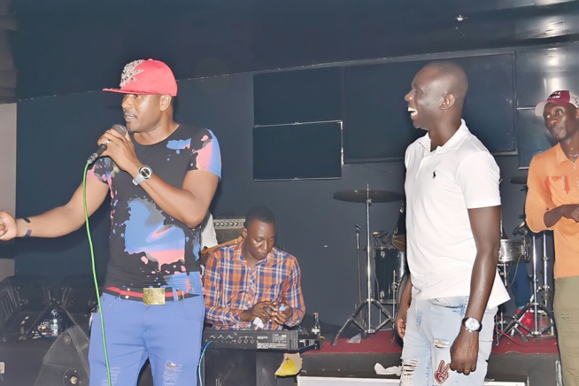 LE BLOOW des fans au Bloowy avec Pape Diouf. Regardez. Rendez - vous ce dimanche soir au Baramundi avec les lions de la téranga. LE BLOOW des fans au Bloowy avec Pape Diouf. Regardez. Rendez - vous ce dimanche soir au Baramundi avec les lions de la téranga.