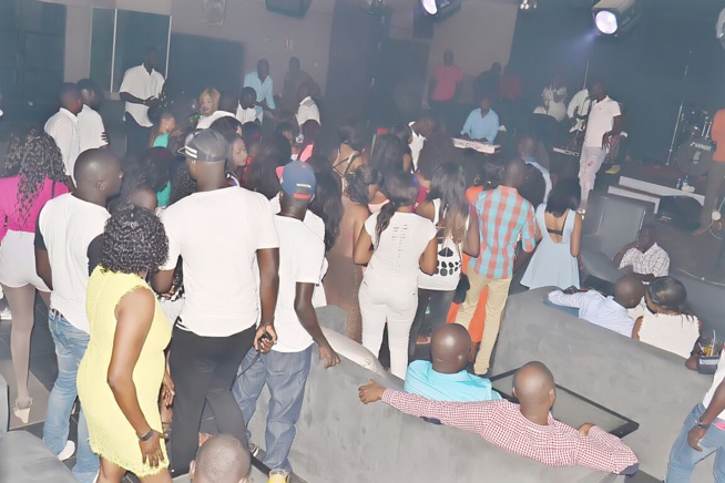 LE BLOOW des fans au Bloowy avec Pape Diouf. Regardez. Rendez - vous ce dimanche soir au Baramundi avec les lions de la téranga. LE BLOOW des fans au Bloowy avec Pape Diouf. Regardez. Rendez - vous ce dimanche soir au Baramundi avec les lions de la téranga.