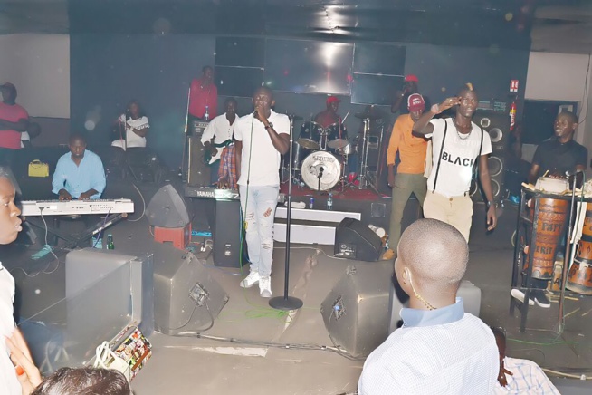 LE BLOOW des fans au Bloowy avec Pape Diouf. Regardez. Rendez - vous ce dimanche soir au Baramundi avec les lions de la téranga. LE BLOOW des fans au Bloowy avec Pape Diouf. Regardez. Rendez - vous ce dimanche soir au Baramundi avec les lions de la téranga.