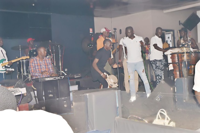 LE BLOOW des fans au Bloowy avec Pape Diouf. Regardez. Rendez - vous ce dimanche soir au Baramundi avec les lions de la téranga. LE BLOOW des fans au Bloowy avec Pape Diouf. Regardez. Rendez - vous ce dimanche soir au Baramundi avec les lions de la téranga.