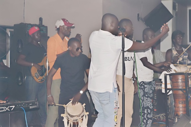 LE BLOOW des fans au Bloowy avec Pape Diouf. Regardez. Rendez - vous ce dimanche soir au Baramundi avec les lions de la téranga. LE BLOOW des fans au Bloowy avec Pape Diouf. Regardez. Rendez - vous ce dimanche soir au Baramundi avec les lions de la téranga.