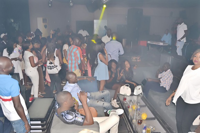 LE BLOOW des fans au Bloowy avec Pape Diouf. Regardez. Rendez - vous ce dimanche soir au Baramundi avec les lions de la téranga. LE BLOOW des fans au Bloowy avec Pape Diouf. Regardez. Rendez - vous ce dimanche soir au Baramundi avec les lions de la téranga.