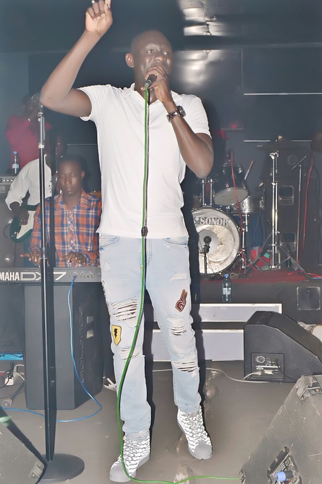 LE BLOOW des fans au Bloowy avec Pape Diouf. Regardez. Rendez - vous ce dimanche soir au Baramundi avec les lions de la téranga. LE BLOOW des fans au Bloowy avec Pape Diouf. Regardez. Rendez - vous ce dimanche soir au Baramundi avec les lions de la téranga.