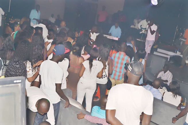 LE BLOOW des fans au Bloowy avec Pape Diouf. Regardez. Rendez - vous ce dimanche soir au Baramundi avec les lions de la téranga. LE BLOOW des fans au Bloowy avec Pape Diouf. Regardez. Rendez - vous ce dimanche soir au Baramundi avec les lions de la téranga.