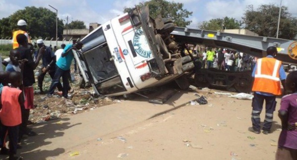Accident à Kaolack : Un bus esquivant « un fou » se renverse et fait 5 morts dont des membres de la famille d’Alkaly Cissé Accident à Kaolack : Un bus esquivant « un fou » se renverse et fait 5 morts dont des membres de la famille d’Alkaly Cissé
