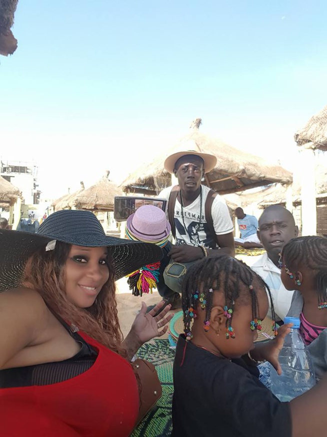 Baboye s’éclate à la plage avec sa petite famille Baboye s’éclate à la plage avec sa petite famille