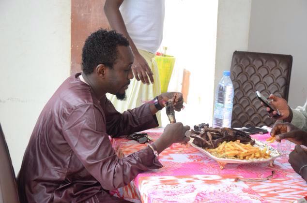 Chon le photographe propriétaire de voicidakar savoure bien sa grillade. Chon le photographe propriétaire de voicidakar savoure bien sa grillade.