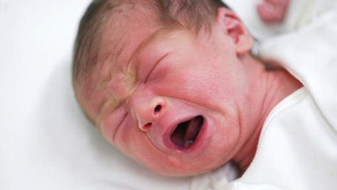 Un jeune papa de 21 ans a fracassé le crâne de son bébé qui l'empêchait de jouer paisiblement à FIFA à cause de ses pleurs... Un jeune papa de 21 ans a fracassé le crâne de son bébé qui l'empêchait de jouer paisiblement à FIFA à cause de ses pleurs...