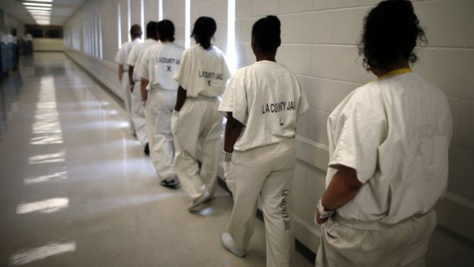 Une femme enfermée en prison par erreur avec 40 hommes Une femme enfermée en prison par erreur avec 40 hommes
