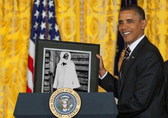 Que peut bien faire le président américain Barack Obama devant un portrait de Serigne Touba? Que peut bien faire le président américain Barack Obama devant un portrait de Serigne Touba?