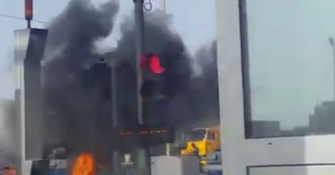 Une voiture prend feu sur l’autoroute à péage et bouche la circulation Une voiture prend feu sur l’autoroute à péage et bouche la circulation