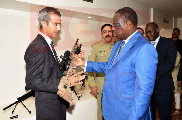 Général Mansour Seck décrypte l’image du Président Macky Sall tenant une arme au Pakistan Général Mansour Seck décrypte l’image du Président Macky Sall tenant une arme au Pakistan