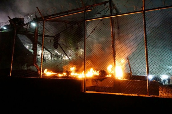 Grèce : incendie dans un camp de migrants, des milliers de personnes fuient Grèce : incendie dans un camp de migrants, des milliers de personnes fuient