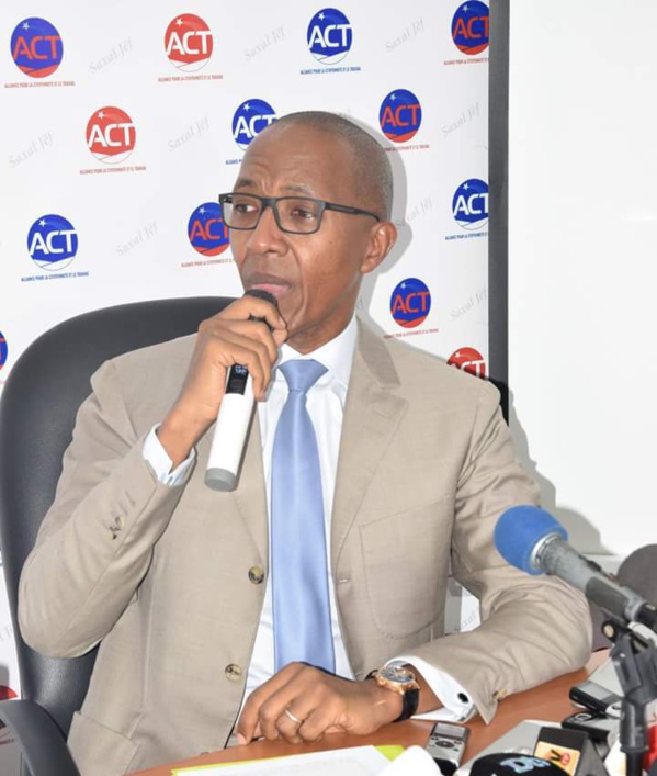 Interdiction de sortie du territoire : Abdoul Mbaye autorisé de nouveau à voyager Interdiction de sortie du territoire : Abdoul Mbaye autorisé de nouveau à voyager