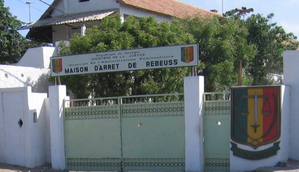 La gendarmerie fouille Rebeuss : Plusieurs téléphones portables, puces téléphoniques et armes blanches saisis La gendarmerie fouille Rebeuss : Plusieurs téléphones portables, puces téléphoniques et armes blanches saisis