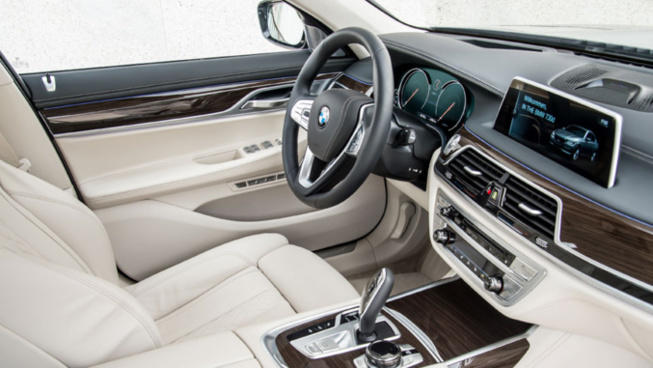 Cheikh Amar offre au Khalife général des mourides une BMW dernier cri Cheikh Amar offre au Khalife général des mourides une BMW dernier cri