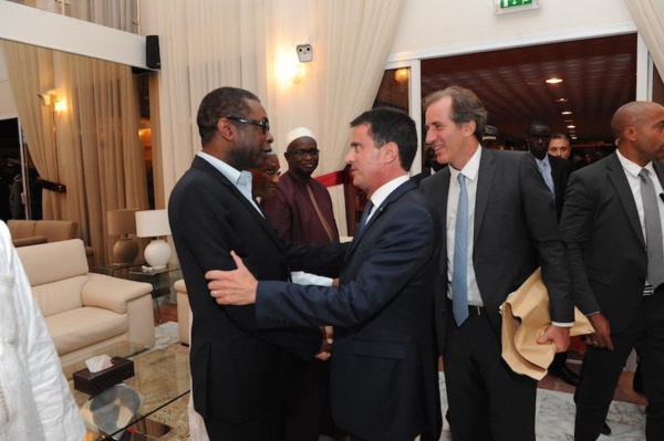 Youssou Ndour et le Premier Ministre Français Manuel Valls, vieux amis, que se sont-ils dit? Youssou Ndour et le Premier Ministre Français Manuel Valls, vieux amis, que se sont-ils dit?