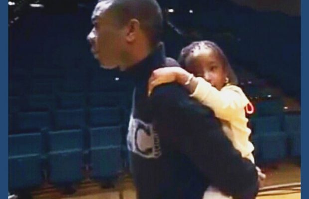 Arrêt sur image: Qui est cet enfant que Youssou Ndour porte sur son dos Arrêt sur image: Qui est cet enfant que Youssou Ndour porte sur son dos