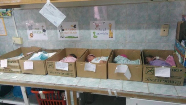 Pénuries au Venezuela : des bébés dans des cartons à la maternité Pénuries au Venezuela : des bébés dans des cartons à la maternité